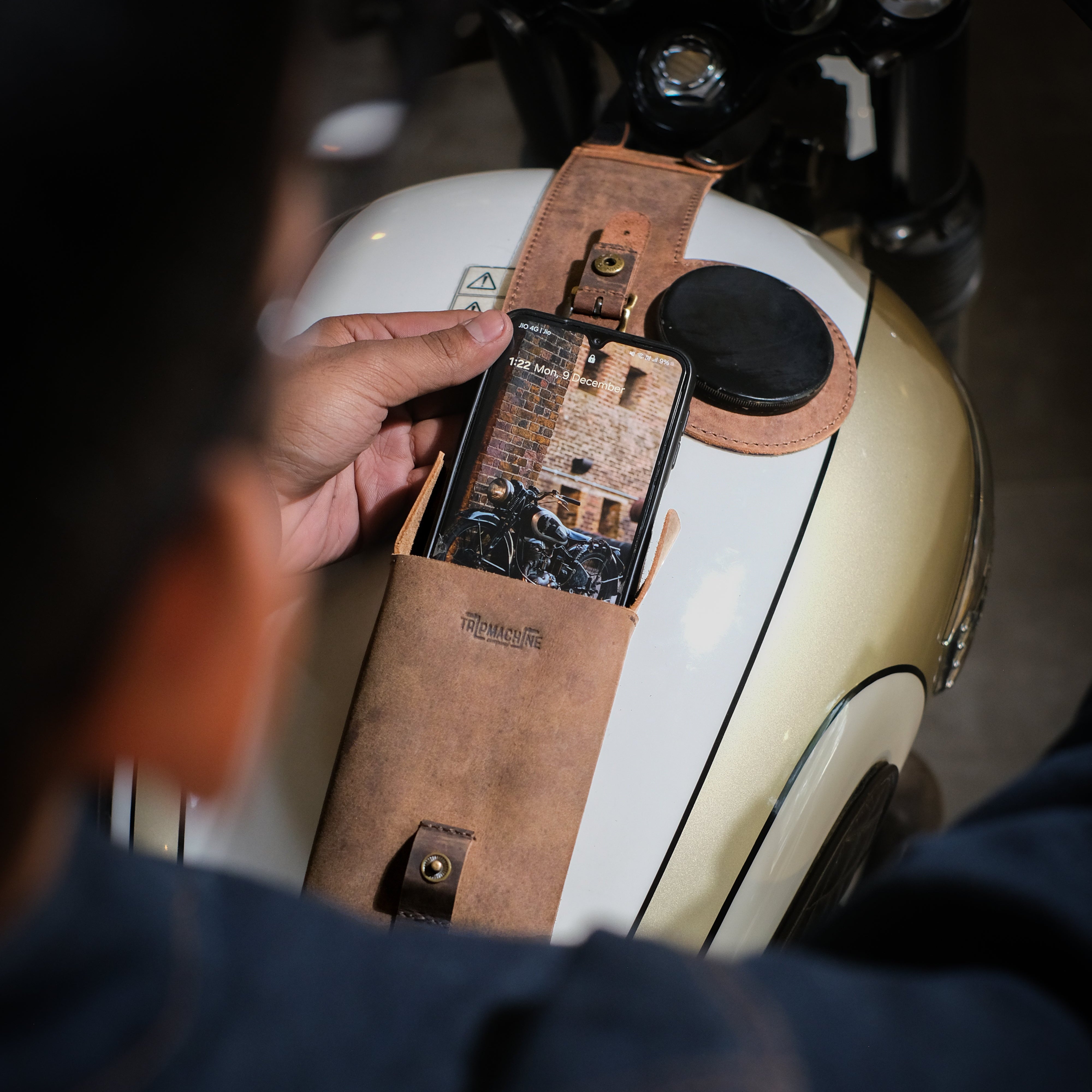 Sangle de réservoir adaptée à la Triumph Bonneville