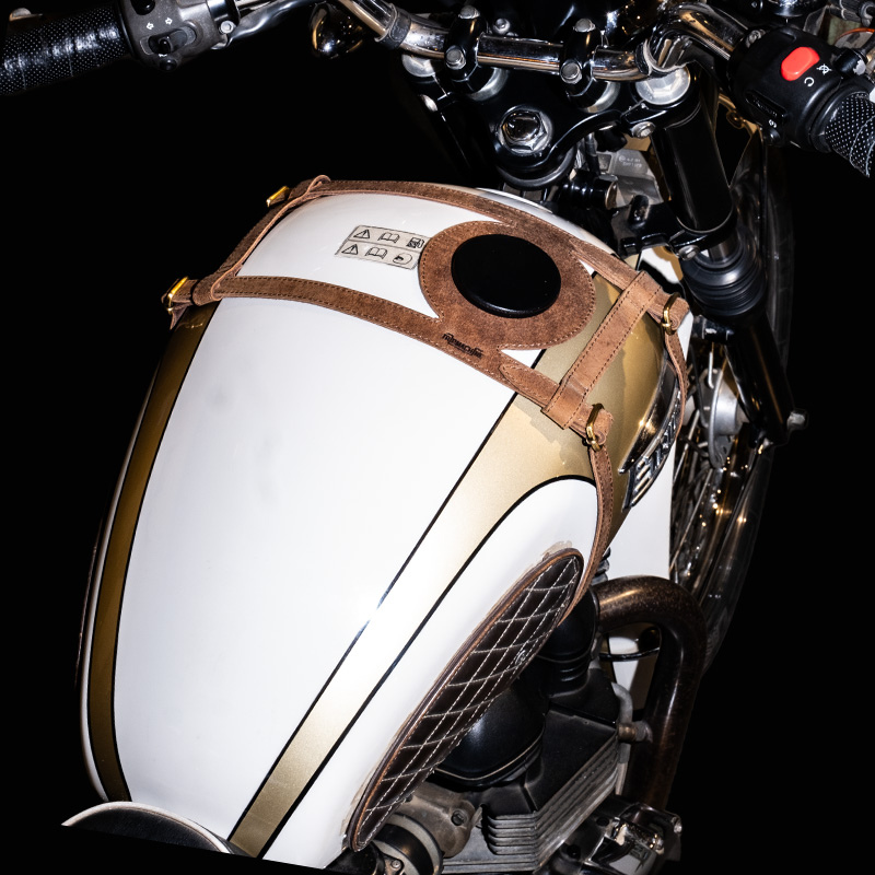 タンクストラップ - 右側燃料注入口