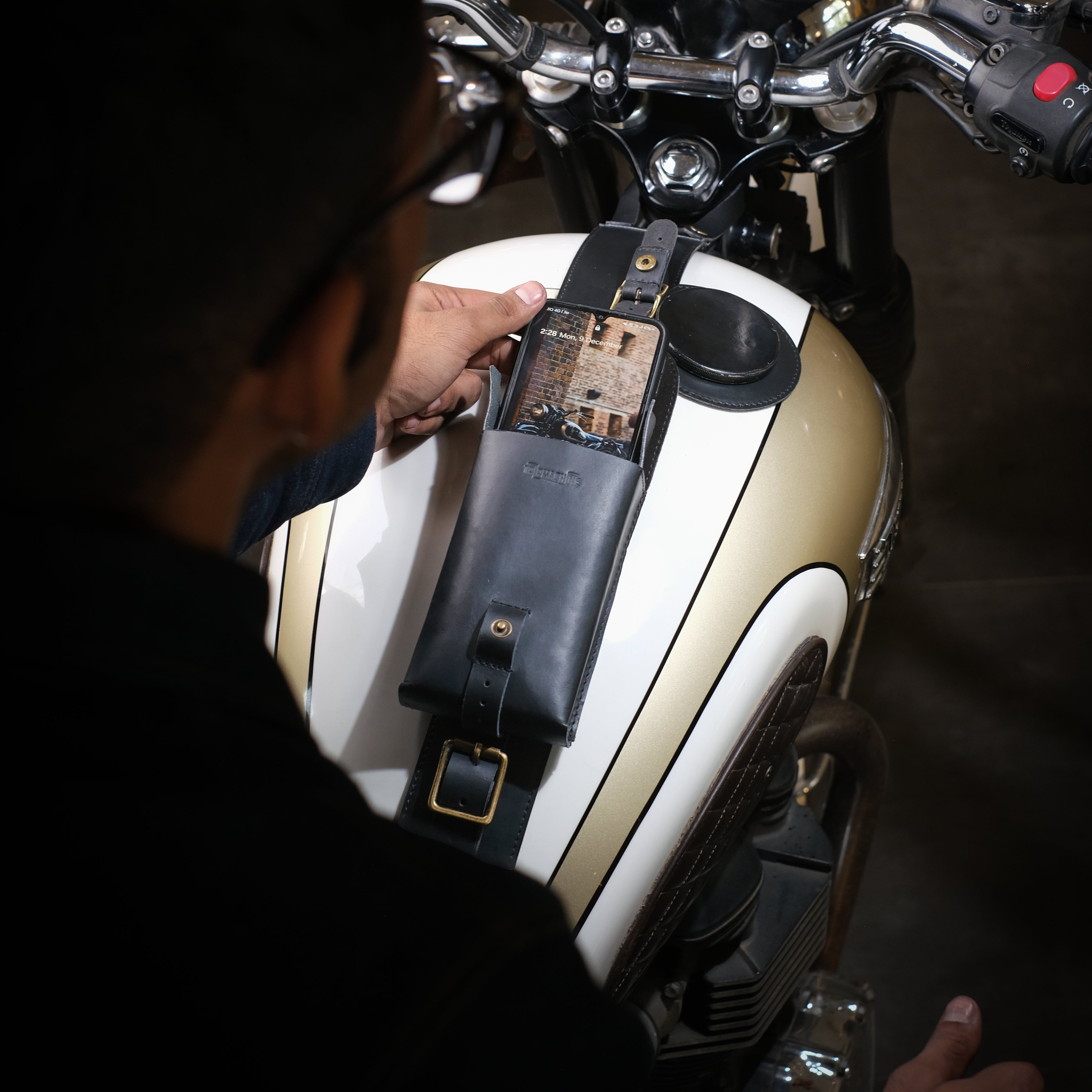 Sangle de réservoir adaptée à la Triumph Bonneville