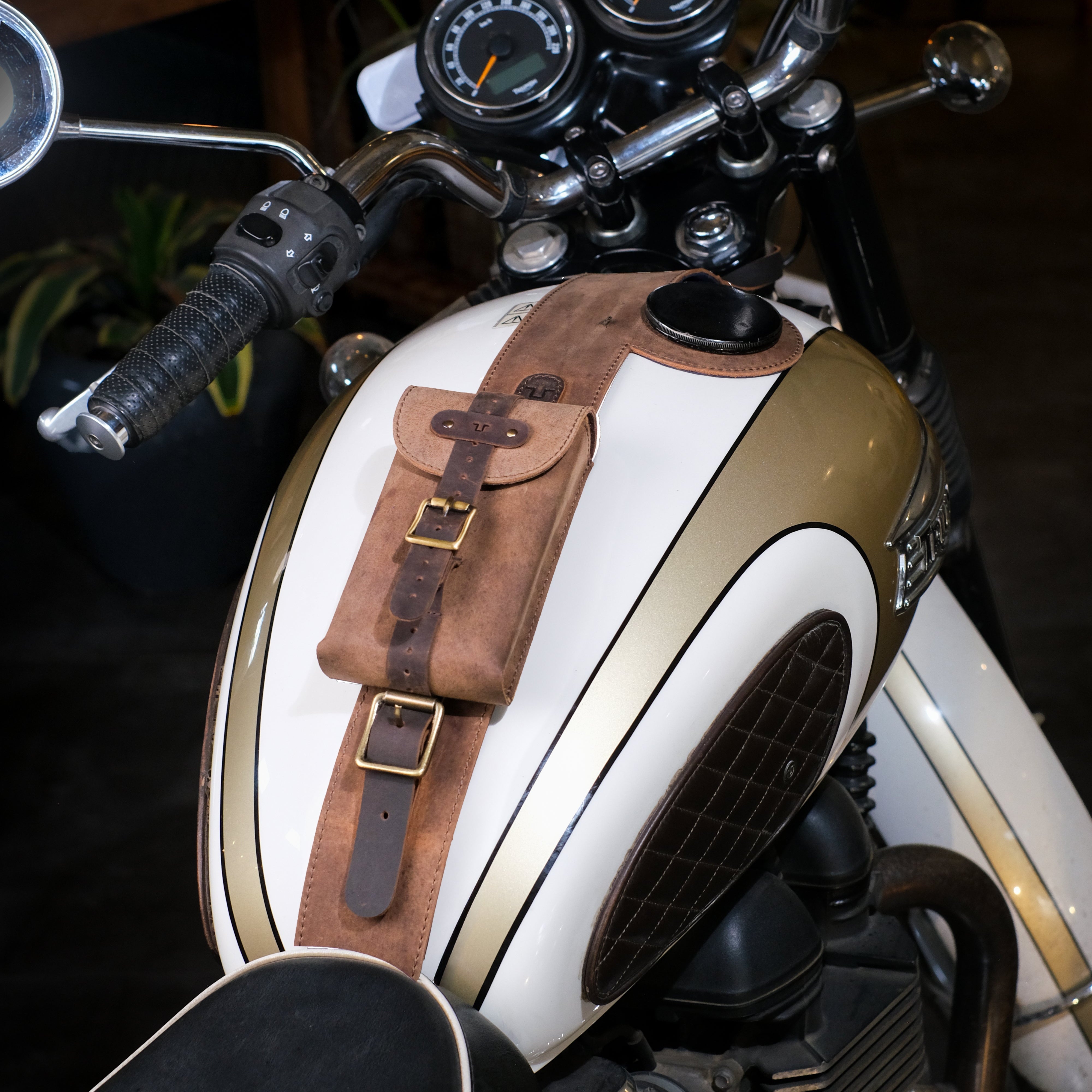 Sangle de réservoir adaptée à la Triumph Bonneville