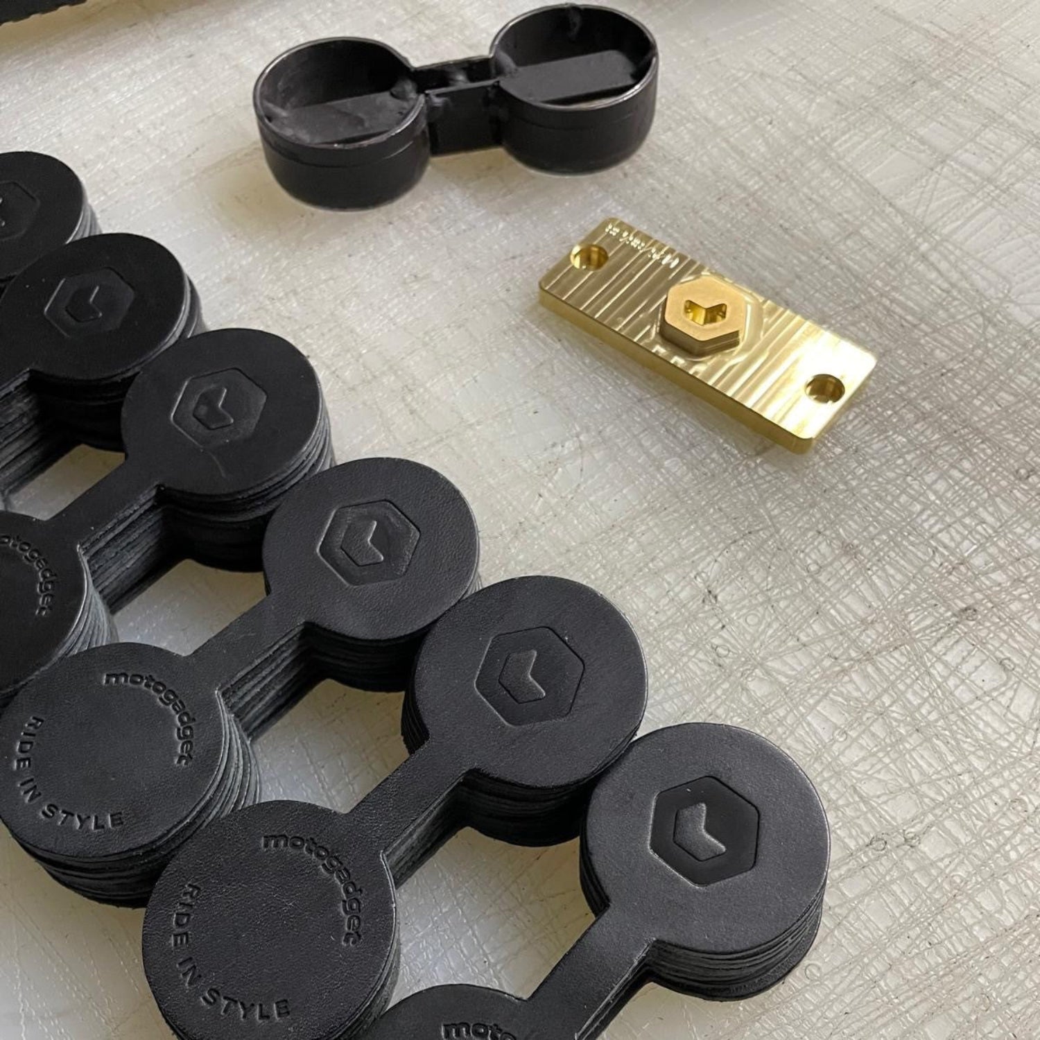 Leather key fob suitable for mo.lock