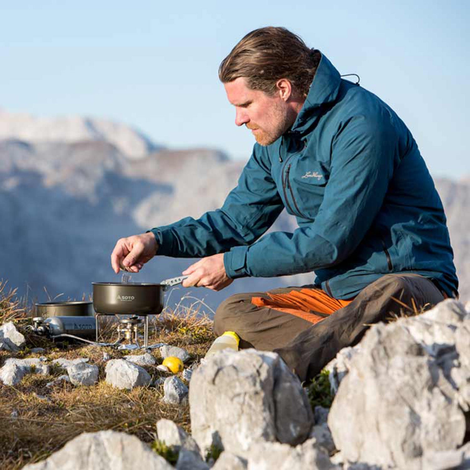 Dual-fuel stove incl. fuel bottle - motogadget GmbH